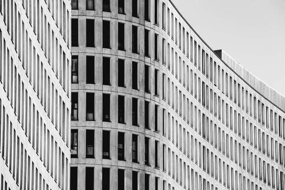 Moderno edificio per uffici in Svizzera che rappresenta la presenza fisica della Swiss Fintech Alliance e il suo impegno per l'innovazione e la regolamentazione.